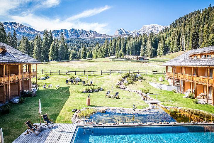 das Biohotel vor einzigartiger sommerlicher Kulisse - Tirler Dolomites Living Hotel
